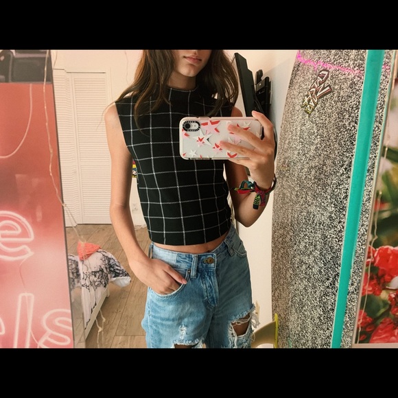 NWT! A cute plaid Hollister top - Picture 2 of 2